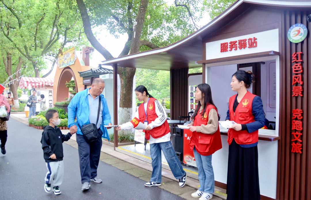 国庆假期，他们忙得不亦乐乎——镇江志愿者开展文明旅游志愿服务